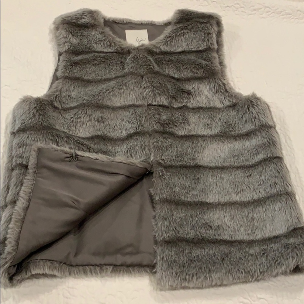 Faux fur vest in two tone grey.